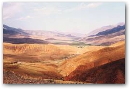 Вид с перевала Тюлек на горную страну Киргизию