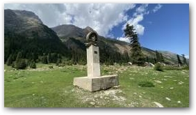 Памятник Юрию Гагарину. Киргизия. Ущелье Барскоон.