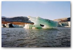 Задержавшиеся на мелководье заливов ледяные глыбы приобретают причудливые формы.Фото: М.Флинт