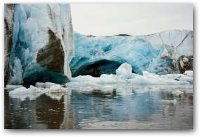 Фронтальная часть ледника, разрушаясь, открывает удивительные внутренние гроты. Залив Цивольки.Фото: М.Флинт